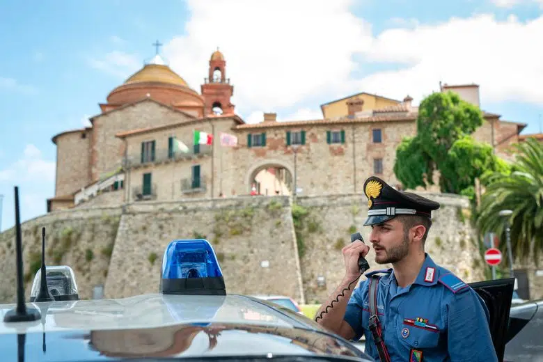 Carabiniere e auto, chiamata