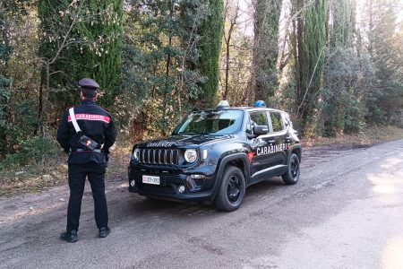 Bivacco di spacciatori nei boschi smantellato dai Carabinieri Bivacco spacciatori boschi, carabiniere con auto