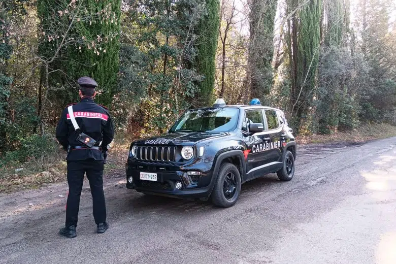 Bivacco di spacciatori nei boschi smantellato dai Carabinieri Bivacco spacciatori boschi, carabiniere con auto