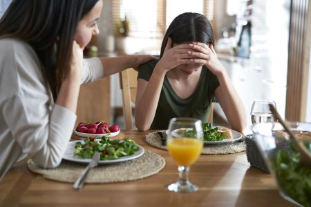 Disturbi dell’alimentazione, in Toscana verso percorsi di diagnosi e terapia omogenei Disturbi alimentazione, mamma e figlia a tavola