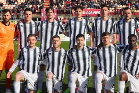 Il Siena sconfitto dalla capolista Livorno con tre reti nel primo tempo Livorno-Siena, la Robur schierata a centrocampo
