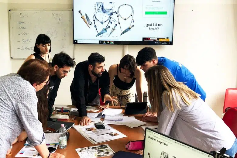 Master in “Storia, Design e Marketing del Gioiello” all’Università di Siena “Storia, Design e Marketing del Gioiello” all'Università di Siena, gioielli, lezione