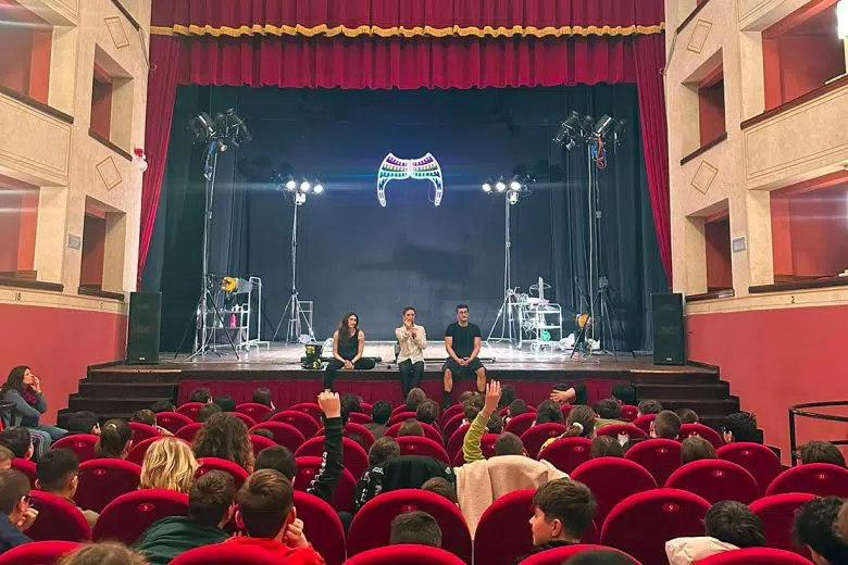 Matinée dell'istituto comprensivo Graziano da Chiusi, ragazzi in teatro