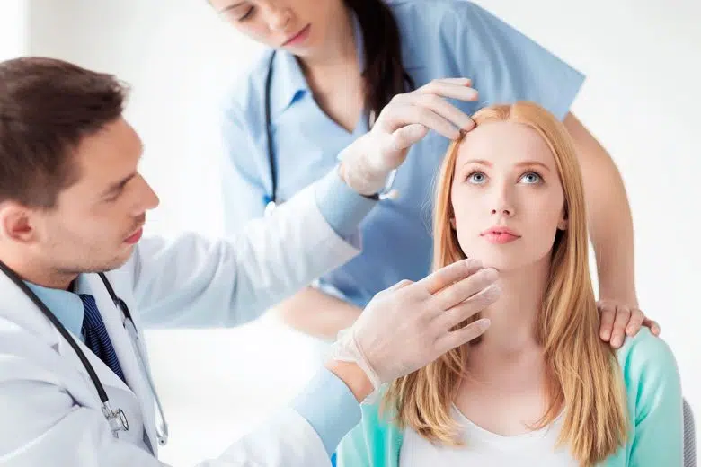 Medicina estetica, medico, infermiera a paziente