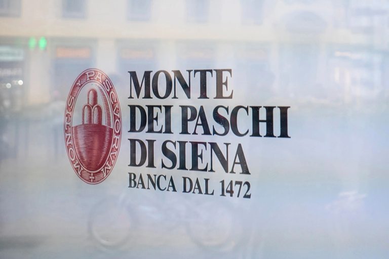 Mps, Pd: “Siena non si arrende” Mps, Monte dei Paschi di Siena, insegna su finestra banca