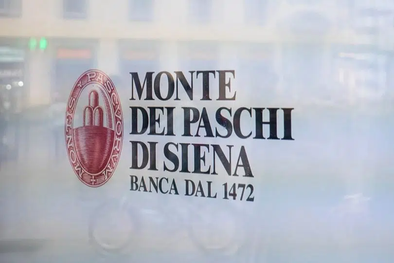 Mps, Monte dei Paschi di Siena, insegna su finestra banca