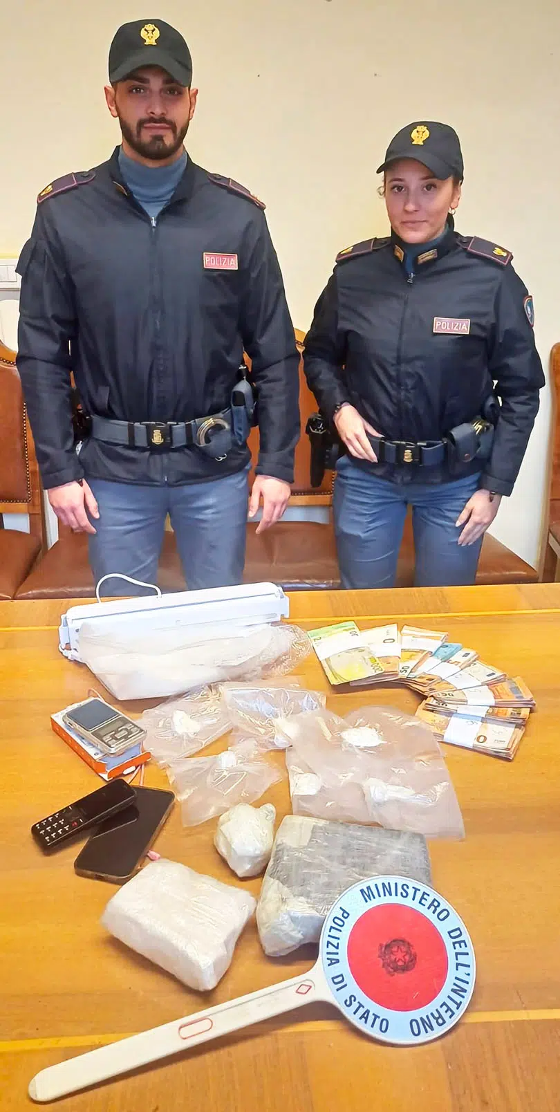 Agenti della Polizia di Stato con cocaina e denaro sequestrati