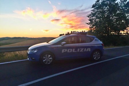 Siena, 20enne su auto rubata arrestato dalla Polizia dopo rocambolesco inseguimento Polizia di Stato, volante al tramonto