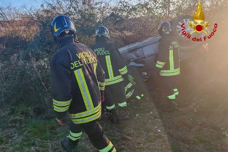 Vigili del Fuoco, incidente stradale a Rapolano, auto ribaltata