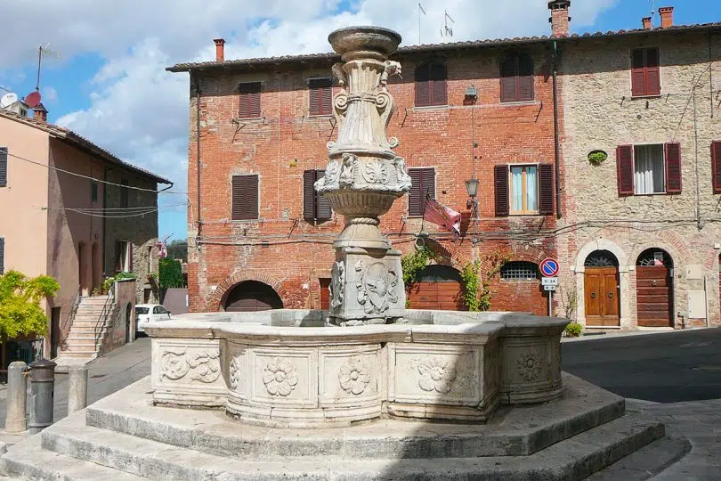 Asciano, fontana nel centro storico