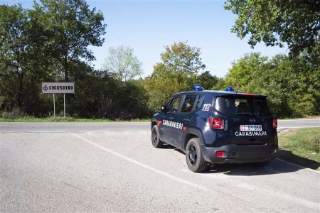 Chiusdino: 50enne arrestato per maltrattamenti in famiglia e resistenza a pubblico ufficiale Auto Carabinieri Chiusdino