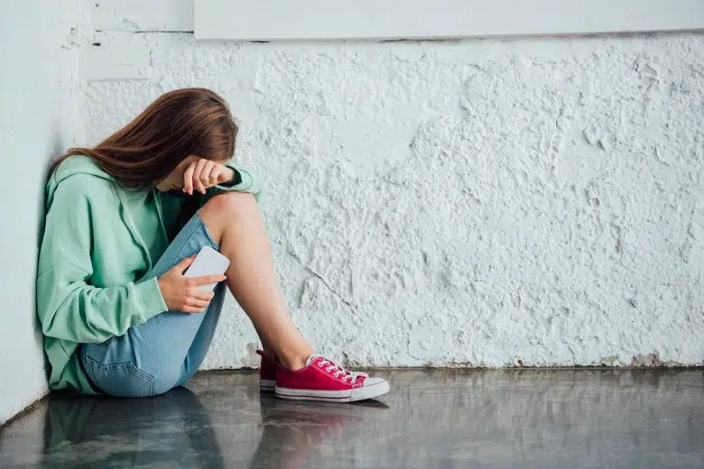 Colle, riconoscere e proteggersi da violenza social e smartphone Ragazza con smarphone che piange, bullismo, violenza