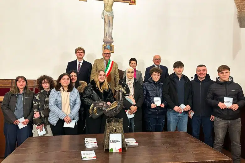 Consegna della Costituzione ai neo cittadini di Castellina in Chianti Consegna Costituzione ai neo cittadini di Castellina in Chianti