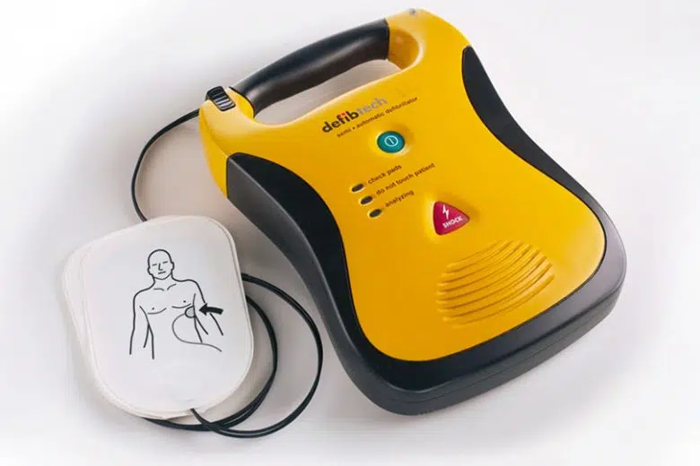 Defibrillatori nei luoghi pubblici in Toscana, ne saranno distribuiti 537 defibrillatore