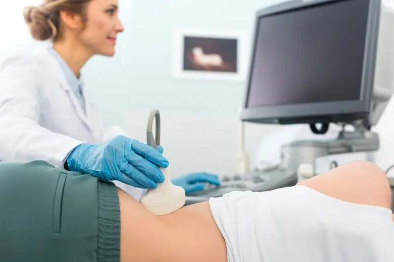 Giornata mondiale del Rene, Aou Senese: porte aperte in Nefrologia Medico effettua radiografia a rene
