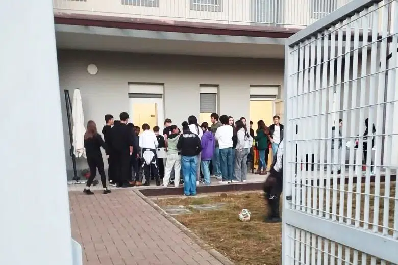 Minori e adolescenti nell'edificio di piazza XVIII Luglio a Poggibonsi
