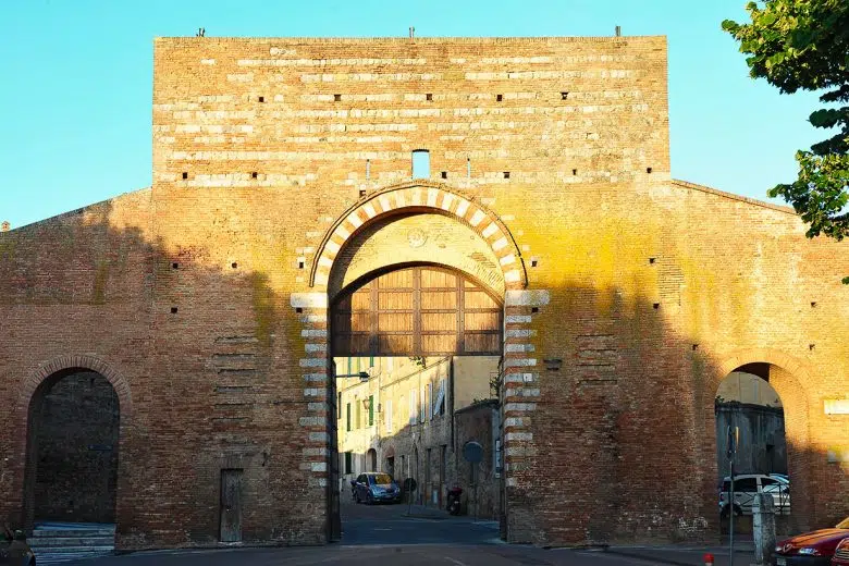Porta San Marco a Siena chiusa al traffico per lavori Porta San Marco a Siena