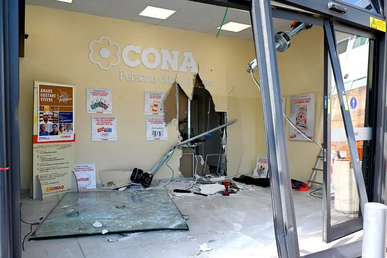 Rapina nella notte al Conad di Siena: sfondata vetrata e rubata la cassaforte Rapina supermercato Conad a Siena