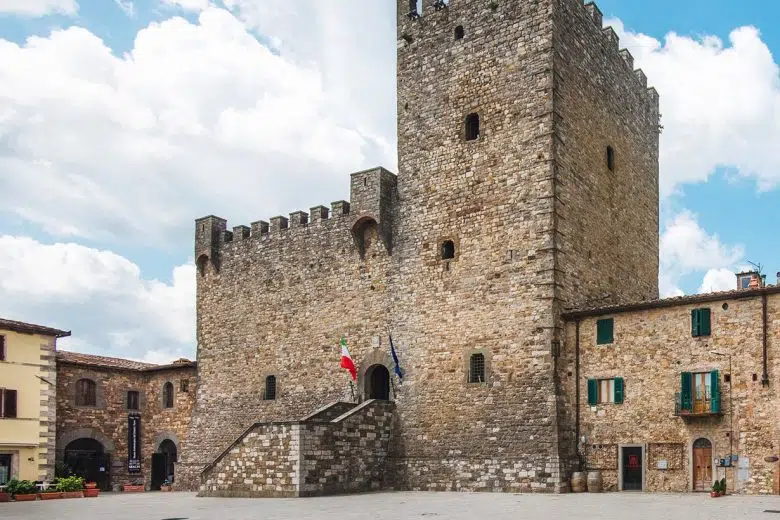 “Giovani cittadini, cittadini d’Italia”, Castellina in Chianti celebra i nuovi cittadini e i neo diciottenni Rocca di Castellina in Chiani, piazza del Comune