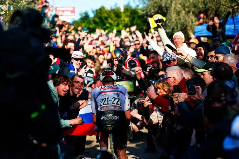 Strade Bianche a Siena, ciclista e pubblico