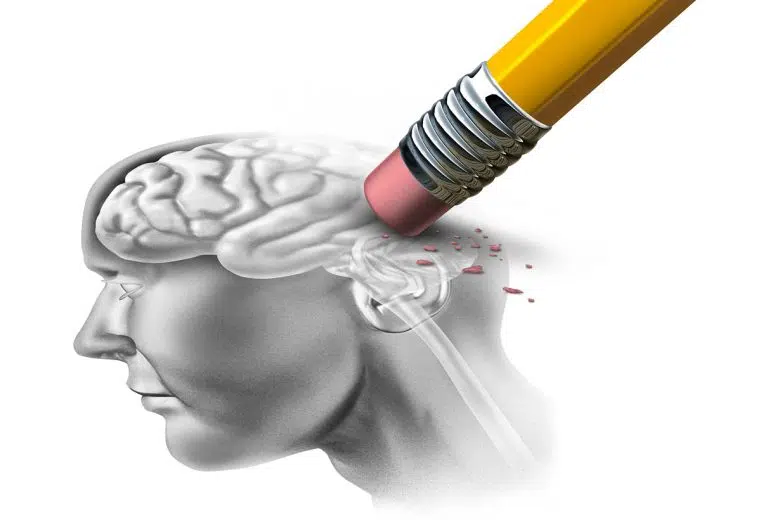 Siena è “Comunità amica delle persone con demenza” Alzheimer, demenza, testa, cervello cancellato da gomma di matita