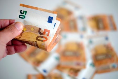 Finanziamento agevolato per le imprese del commercio e turismo della provincia di Siena Banconote 50 euro tenute in mano