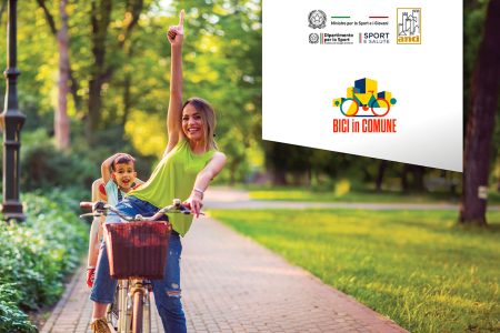 Il Comune di Siena ammesso al bando ministeriale “Bici in Comune” Bici in Comune, mamma e bambino in bicicletta nel parco