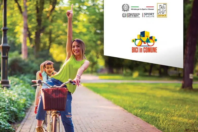Bici in Comune, mamma e bambino in bicicletta nel parco