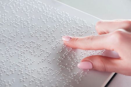 Leggere libri con i polpastrelli: incontri a Siena sulla scrittura Braille Scrittura Braille, libro, mano