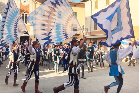 Il Bianco e l’Azzurro, la festa medievale a San Quirico d’Orcia Il Bianco e l'Azzurro, sbandieratori quartiere Canneti a San Quirico d'Orcia