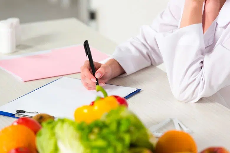 Medico donna, dietista, nutrizionista