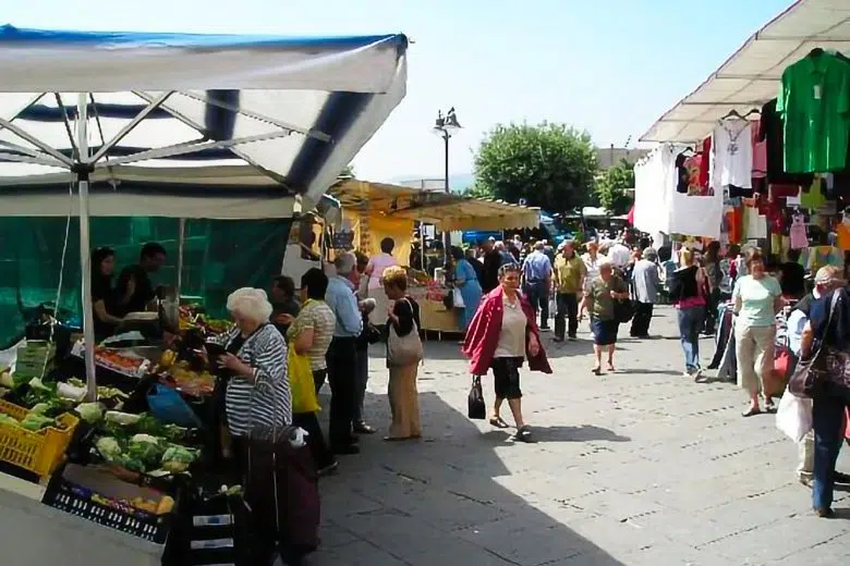 Mercato settimanale di Sinalunga, Confesercenti: “Ampliamento eccessivo” Mercato di Sinalunga
