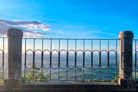 A Montalcino, giugno è un viaggio tra cinema, musica, sapori e panorami Montalcino, ringhiera con panorama