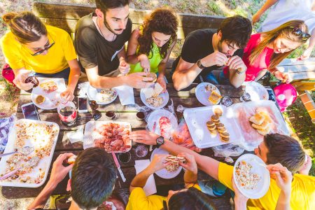 I consigli dell’Asl Tse per prevenire i rischi alimentari durante gite e pic-nic Pic-nic, famiglia su prato