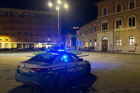 Minori denunciati a Siena, Diop: “Serve una riflessione profonda” Polizia di Stato, piazza Matteotti a Siena, auto di notte
