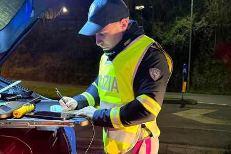 Firenze-Siena: Nascondono droga nell’auto e negli slip, due denunciati dalla Polizia Stradale Polizia Stradale, auto e agente notte