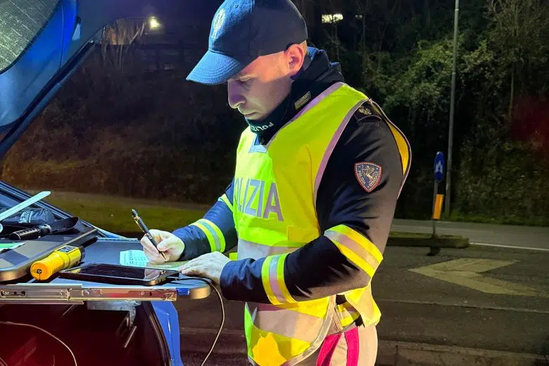 Firenze-Siena: Nascondono droga nell’auto e negli slip, due denunciati dalla Polizia Stradale Polizia Stradale, auto e agente notte