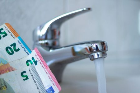 Rubinetto acqua, banconote euro, bonus idrico