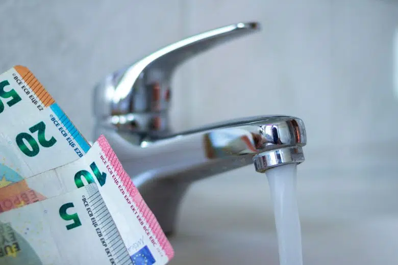Bonus idrico, aperto a Poggibonsi il bando per il 2026 Rubinetto acqua, banconote euro, bonus idrico