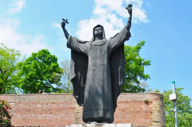 Santa Caterina, domani la preghiera con la corale “Verbum Dei” Statua Santa Caterina Siena