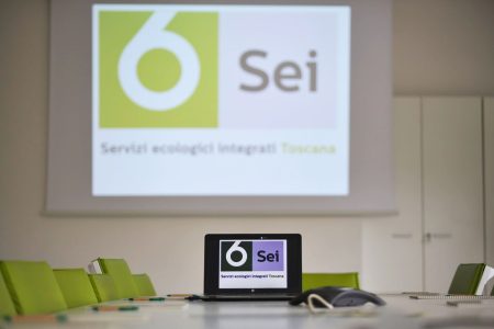 Sei Toscana, approvato il bilancio di esercizio 2024 Sei Toscana, logo, tavolo