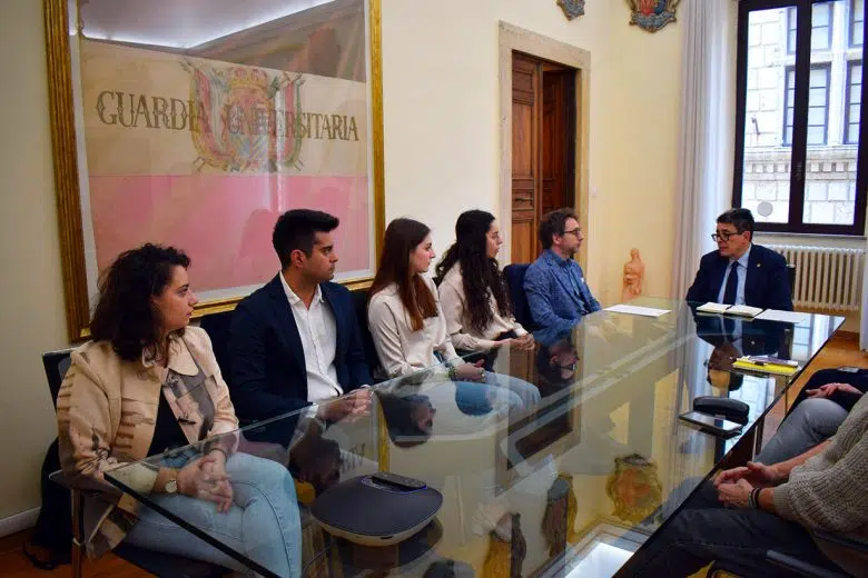 Studenti Università di Siena dopo visita in Cina con Rettore