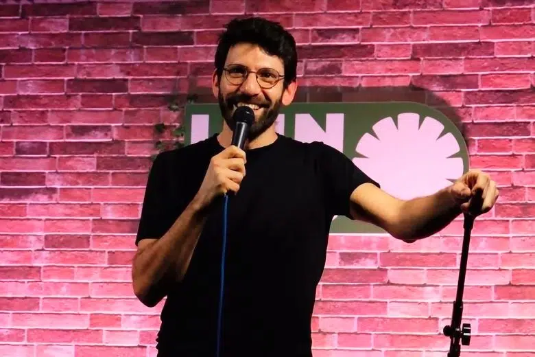 Saso Zappia ad Abbadia Isola per “Stand Up MaM. Ridere al Museo” Saso Zappia