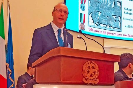 Taglio del nastro per il monumento ai decorati al valor militare di Siena Stefano Mangiavacchi, presidente Istituto del Nastro Azzurro