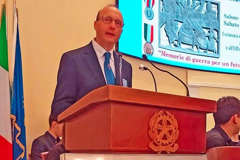 Taglio del nastro per il monumento ai decorati al valor militare di Siena Stefano Mangiavacchi, presidente Istituto del Nastro Azzurro