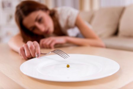 A Siena ansia e disturbi alimentari colpiscono oltre 8 adolescenti su 10 Ansia e disturbi alimentari, ragazza, piatto