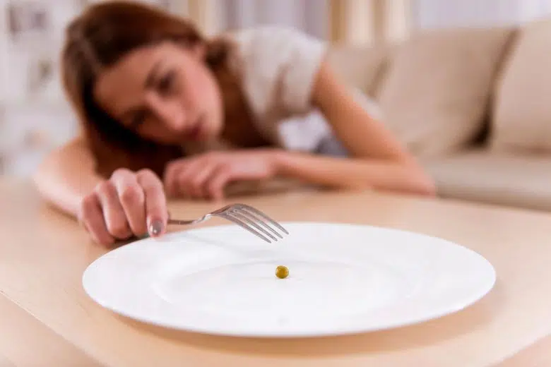 A Siena ansia e disturbi alimentari colpiscono oltre 8 adolescenti su 10 Ansia e disturbi alimentari, ragazza, piatto