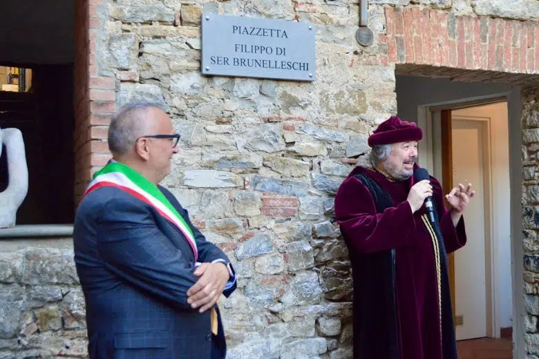 Castellina in Chianti: inaugurate la piazzetta e la statua dedicate a Brunelleschi Castellina in Chianti, inaugurazione piazzetta Brunelleschi