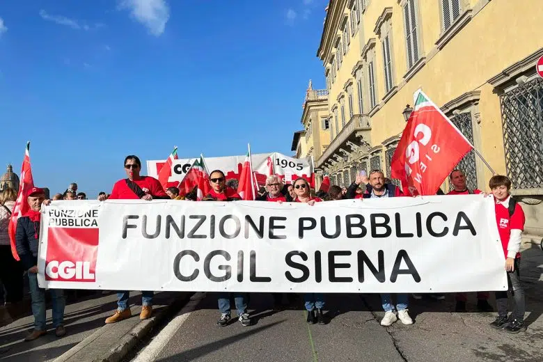 Servizio Polizia Locale Siena, FP CGIL: “Trasformazione in negativo per lavoratori e cittadini” FP Cgil Siena, striscione manifestazione