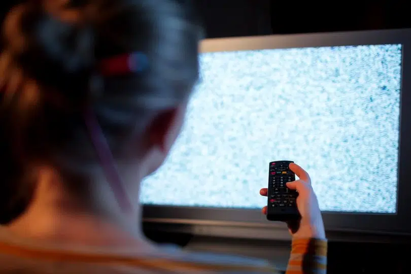 Guasto segnale tv, donna, telecomando